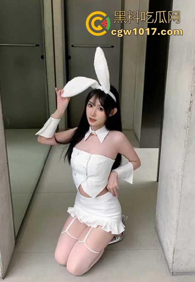 周末大战乖巧妹妹，从足交挑逗、厕所边尿边口，到情趣笔写满淫词，各种调教手段用尽，骚逼被大屌操出满屏雪白淫浆！-1