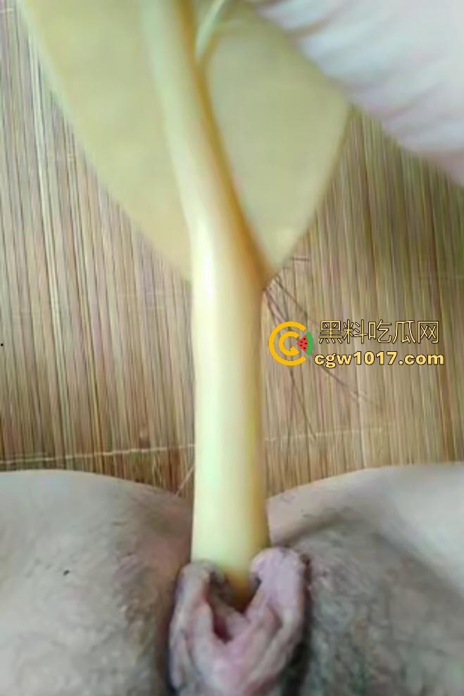 老阿姨偷听儿子操女友逼翻云覆雨，自己也发骚，用刷子头猛插老逼，用带毛的那头不是更爽吗！-3