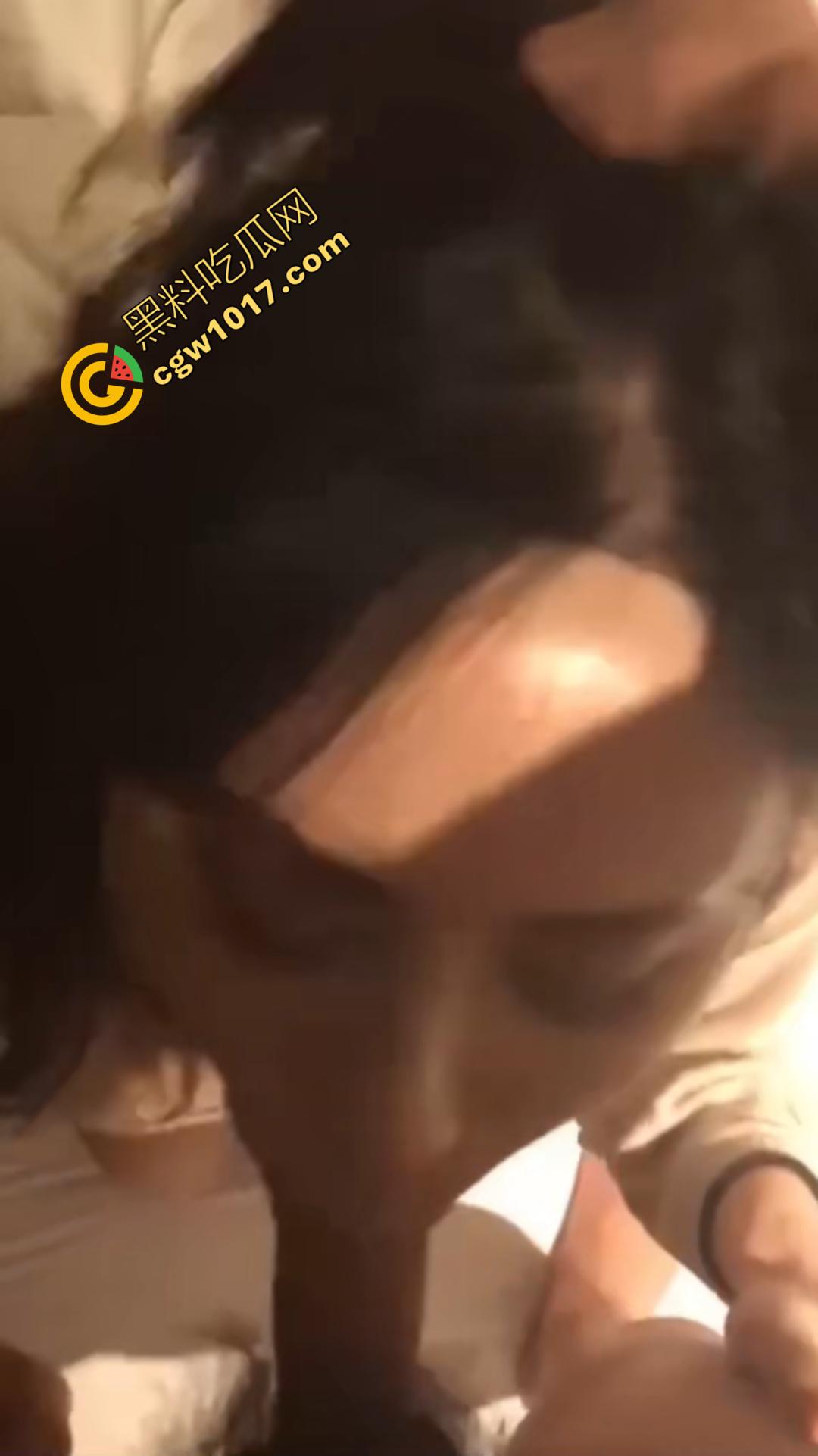 抖音颜值主播【悲伤以期】服侍榜一大哥视频遭泄密!情趣内衣跪舔金主巨屌,被按头强制深喉!视频曝光后直接销号跑路!-8