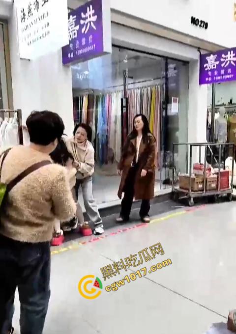 绍兴柯桥轻纺城上演“全武行”, 闺蜜盟友助力,原配怒火中烧,小三惊叫求饶,众人围观,这出闹剧谁是谁非!-2