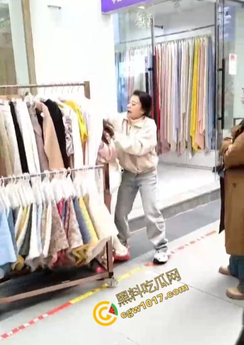 绍兴柯桥轻纺城上演“全武行”, 闺蜜盟友助力,原配怒火中烧,小三惊叫求饶,众人围观,这出闹剧谁是谁非!-6