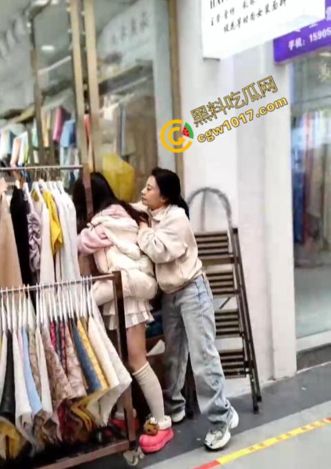 绍兴柯桥轻纺城上演“全武行”, 闺蜜盟友助力,原配怒火中烧,小三惊叫求饶,众人围观,这出闹剧谁是谁非!-7