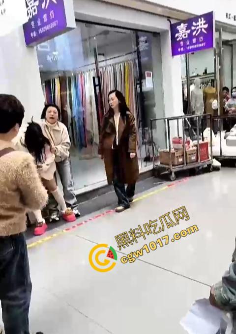 绍兴柯桥轻纺城上演“全武行”, 闺蜜盟友助力,原配怒火中烧,小三惊叫求饶,众人围观,这出闹剧谁是谁非!-1