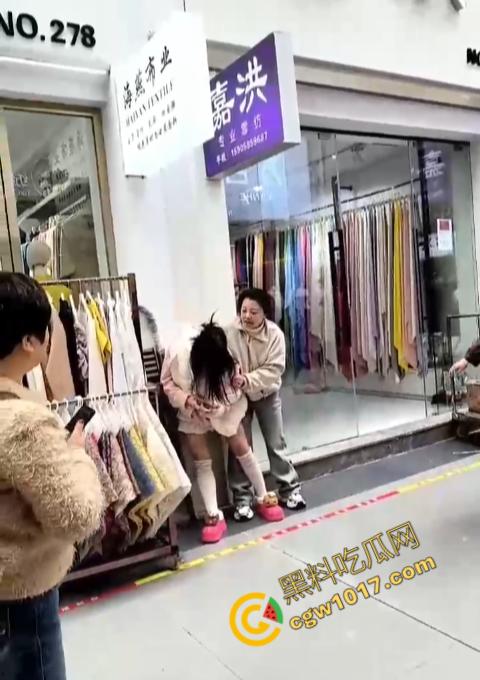 绍兴柯桥轻纺城上演“全武行”, 闺蜜盟友助力,原配怒火中烧,小三惊叫求饶,众人围观,这出闹剧谁是谁非!-3