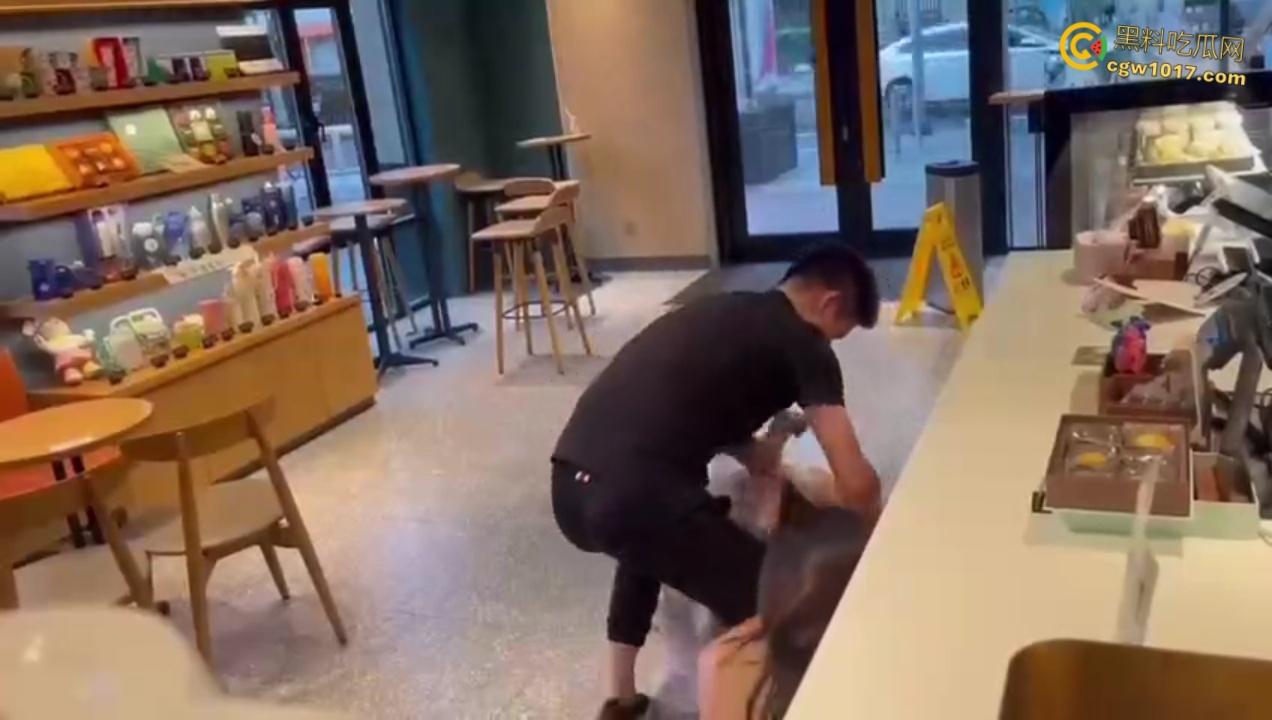 渣男带着小三在星巴克约会,两人有说有笑空气弥漫着暧昧, 被原配当场抓包后,两人瞬间扭打在一起 !-7