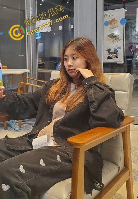 19岁清纯学生妹的疯狂派对：被被兽性三人轮奸，喝尿淫骚，变态4P，酒精与欲望交织，淫荡剧情直击内心-2