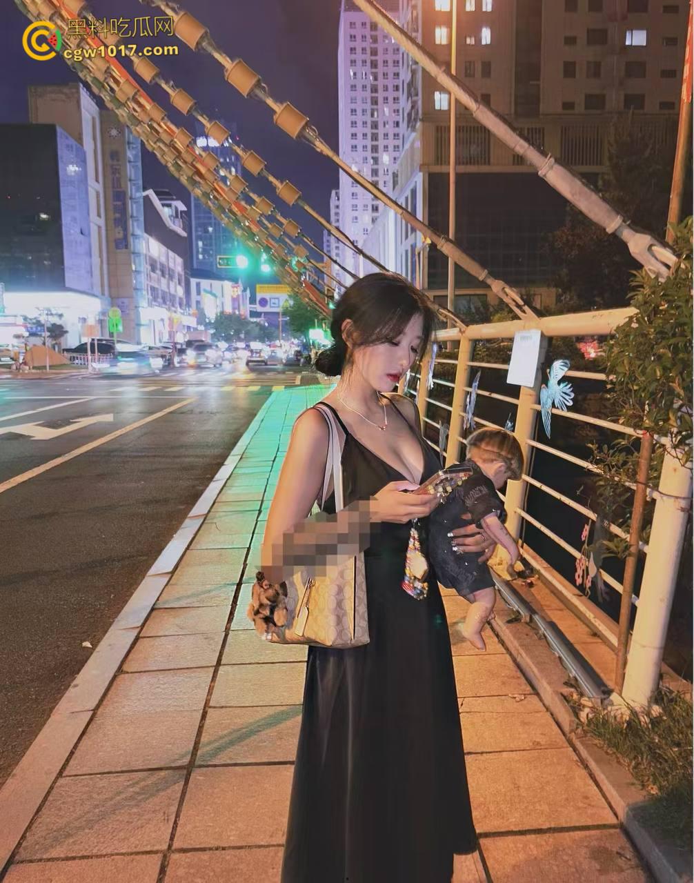 反差婊背着男朋友约炮,一边在soul给陌生人撩骚,一边跪在地上口交舔屁眼,淫荡对白超级刺激 !-3