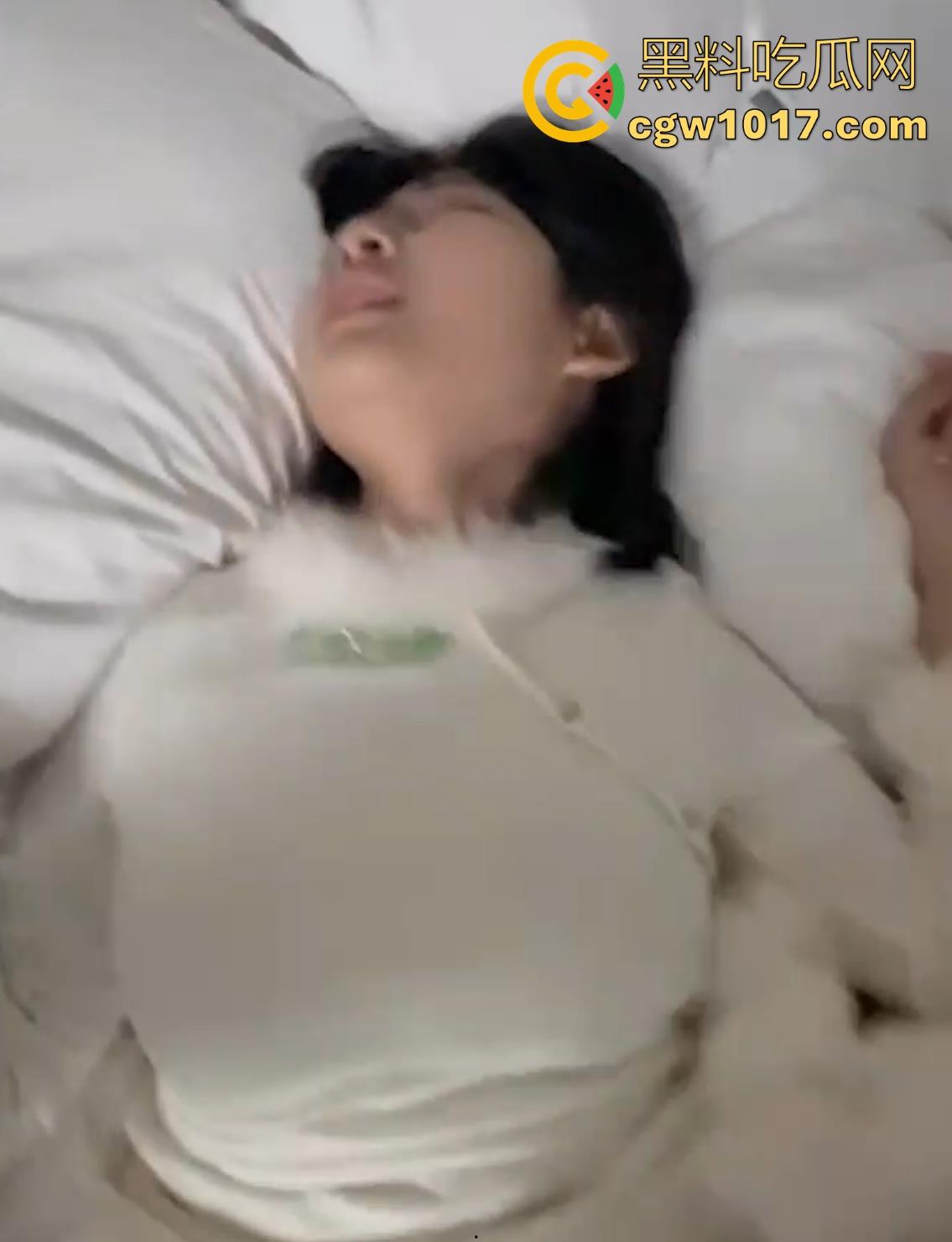 大连工业学院反差女大【刘颖】出轨约炮被男友曝光性爱视频，露脸女上骑乘榨精，无套后入猛撞骚态尽显！-4