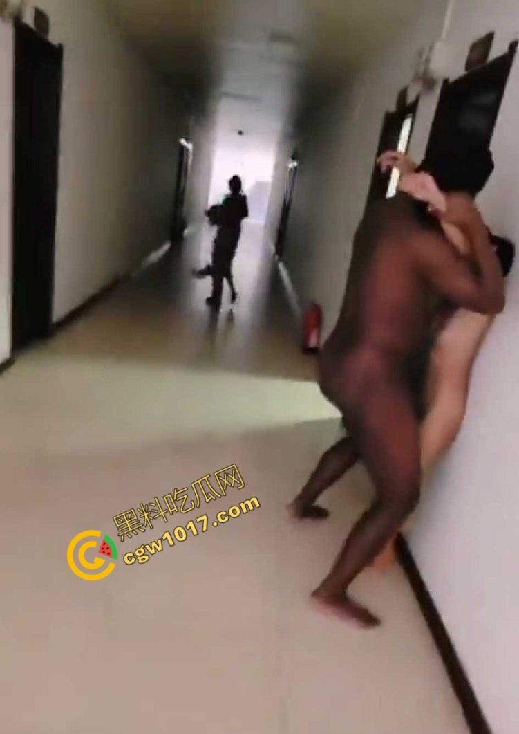 酒店走廊劲爆狂操!黑人巨屌横扫小仙女,巨无霸肆虐,淫荡火花四溅,保洁阿姨惊吓逃命!-4