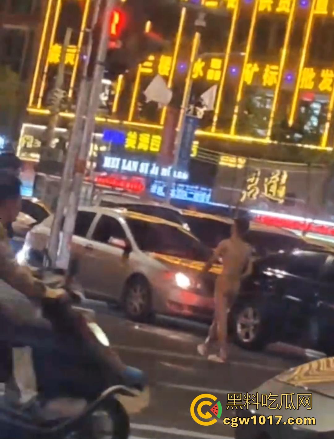 深圳罗湖水贝珠宝城惊现全裸男！大马路晃屌逛街 又是主人任务？-4