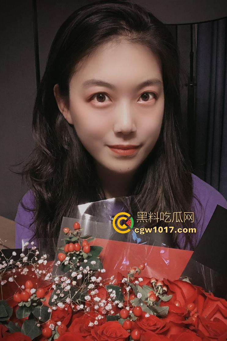 从小被宠大的女神遇到老公大鸡巴也会害羞，口交含到满脸潮红，后入大屁股被啪出红手印，刚结婚完想怎么操就怎么操！-1