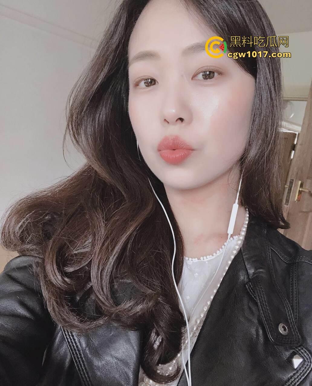 已婚饥渴少妇偷情被实锤!炮友拍下视频后泄密流出,表情饥渴 被后入时的叫声让人听了鸡儿梆硬,欲望这么强难怪会出轨!-1