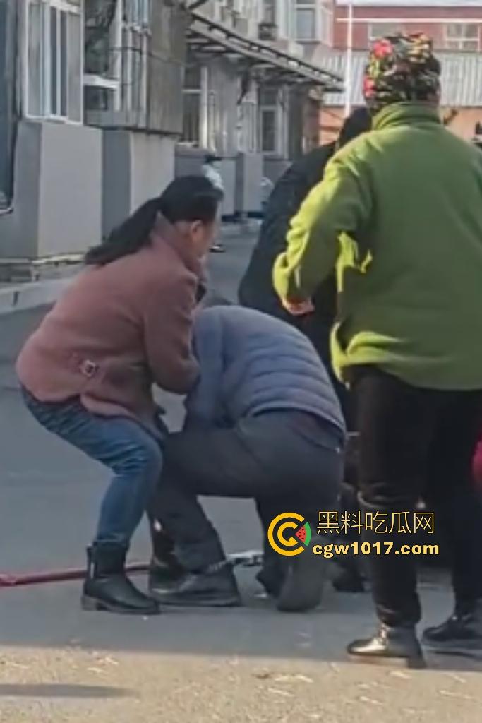 大爷手贱开狗笼被比特犬当场反咬！女主人抱不住狗，大妈大爷拿棍子打像挠痒，比特犬得配上香料才安抚大爷的心！-10