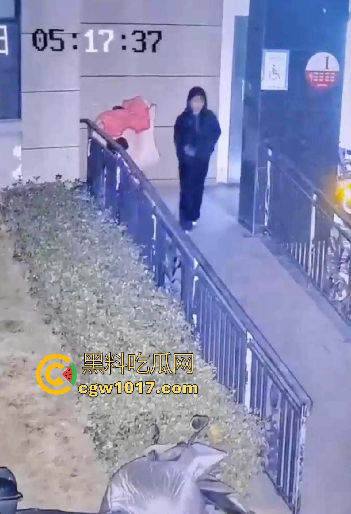 这就是小红书上的小仙女嘛！人模人样小姐姐随地拉屎，还很讲究拿别人电动车上的衣服擦屁屁，真的把我笑死！-1