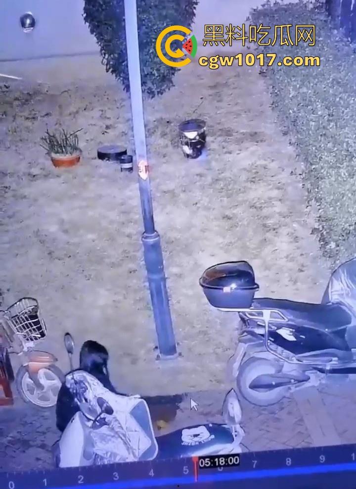 这就是小红书上的小仙女嘛！人模人样小姐姐随地拉屎，还很讲究拿别人电动车上的衣服擦屁屁，真的把我笑死！-3