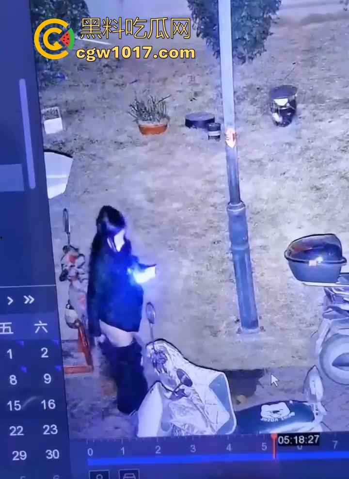 这就是小红书上的小仙女嘛！人模人样小姐姐随地拉屎，还很讲究拿别人电动车上的衣服擦屁屁，真的把我笑死！-6