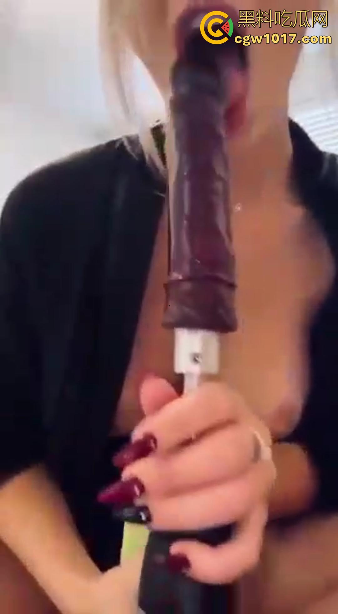 国外的金发骚货用电钻装上假屌 开最高档狂捅骚逼!骚逼被钻到喷水爽到翻白眼,差点把阴道都磨穿了!-1