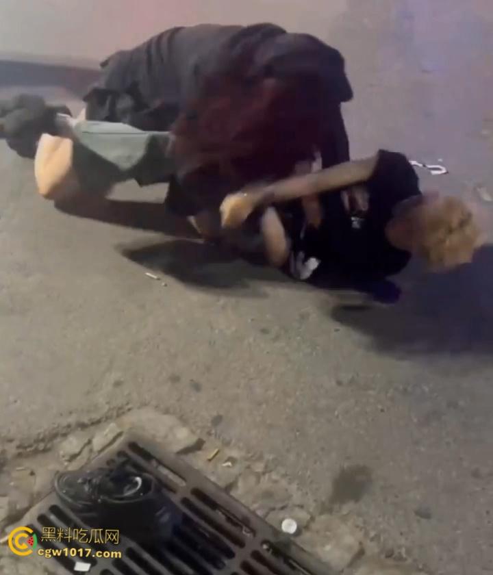 彪悍小仙女街头暴走,狂揍黄毛精神小伙,大白屁股极度辣眼,短裙外翻内裤都漏出来了,小伙被压在身下怀疑人生 !-1