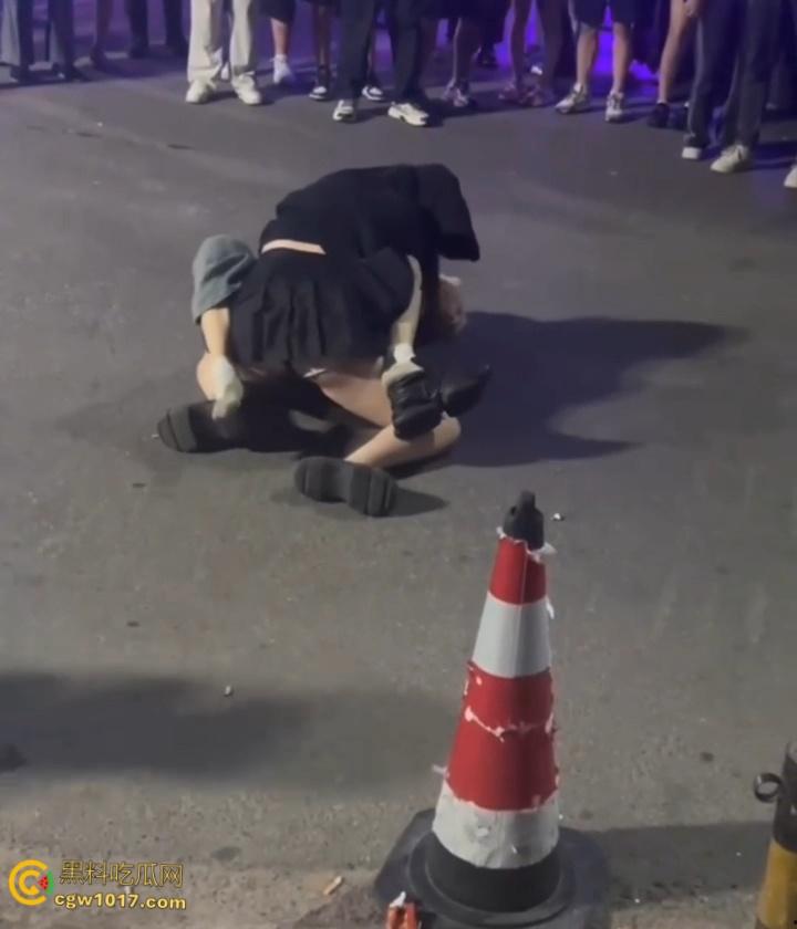 彪悍小仙女街头暴走,狂揍黄毛精神小伙,大白屁股极度辣眼,短裙外翻内裤都漏出来了,小伙被压在身下怀疑人生 !-8