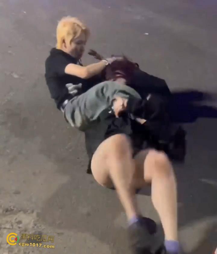 彪悍小仙女街头暴走,狂揍黄毛精神小伙,大白屁股极度辣眼,短裙外翻内裤都漏出来了,小伙被压在身下怀疑人生 !-5