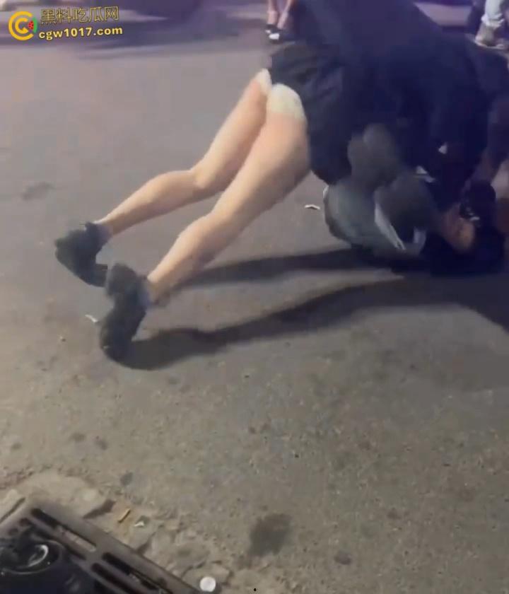 彪悍小仙女街头暴走,狂揍黄毛精神小伙,大白屁股极度辣眼,短裙外翻内裤都漏出来了,小伙被压在身下怀疑人生 !-3