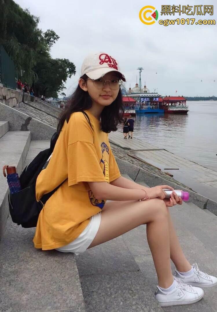 瓜友投稿:一顿海底捞+一场电影成功拿下高二眼镜妹!嫩穴紧的差点夹爆鸡儿,可惜居然不是处了!-1