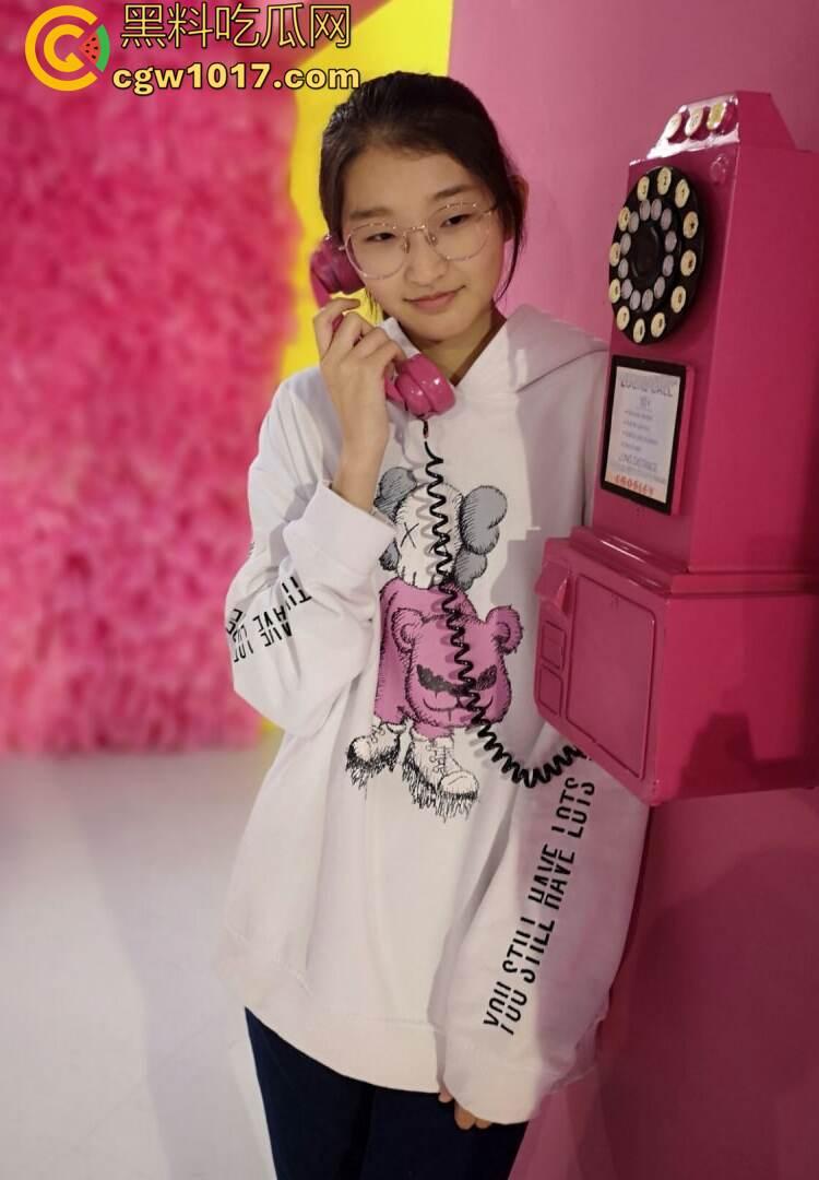 瓜友投稿:一顿海底捞+一场电影成功拿下高二眼镜妹!嫩穴紧的差点夹爆鸡儿,可惜居然不是处了!-3