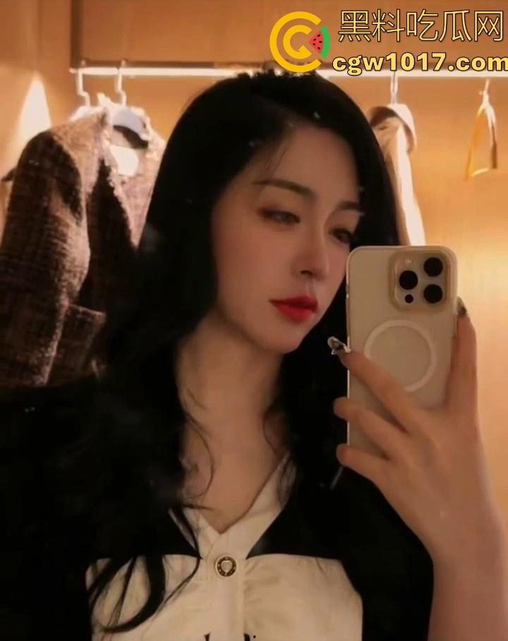 真实上海高颜值母女双飞侍奉一夫，剧情反成现实，母女双双沦为他人母狗，面对双肥臀夹击很难不爱！-3