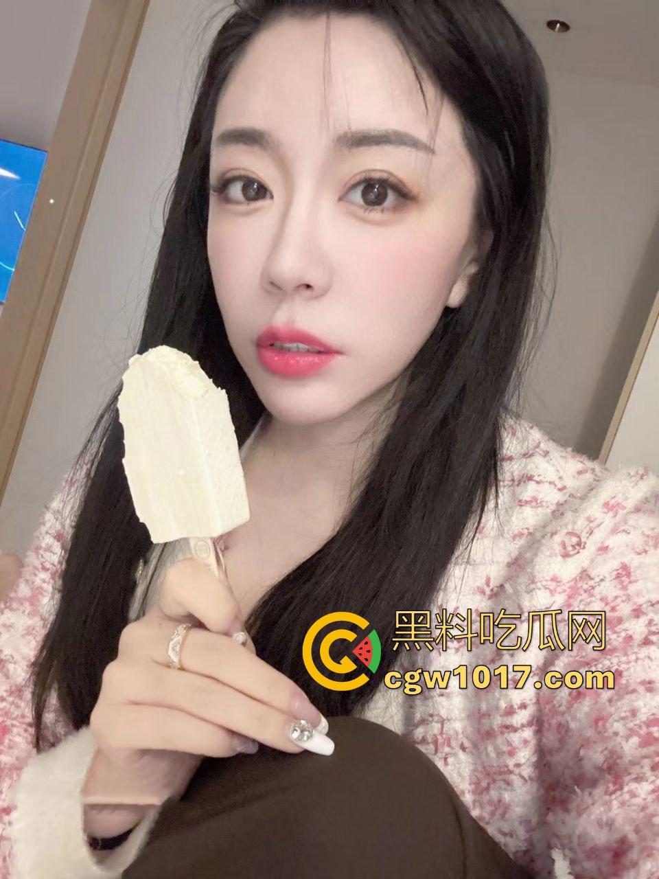 真实上海高颜值母女双飞侍奉一夫，剧情反成现实，母女双双沦为他人母狗，面对双肥臀夹击很难不爱！-6