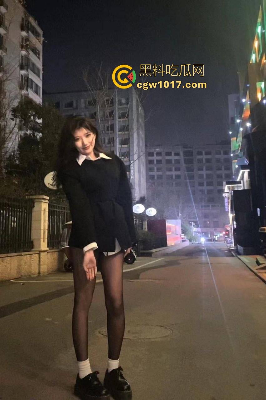 天津美院萝莉【祝艳玲】三洞全开!小网红兼职外围被前男友实锤,边口交边自慰,白屁股被操成苹果臀!-1