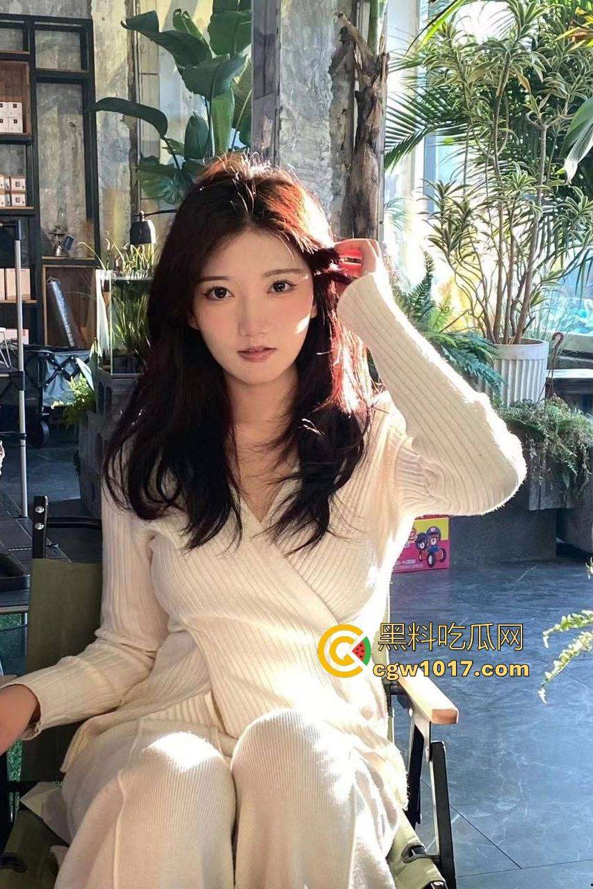 天津美院萝莉【祝艳玲】三洞全开!小网红兼职外围被前男友实锤,边口交边自慰,白屁股被操成苹果臀!-5