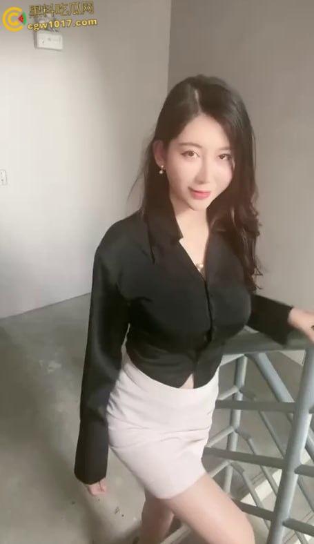 抖音巨乳网红【李雅】,趁着醉酒的闺蜜强推闺蜜老公,主动脱衣口交深喉,闺蜜醒来后十分眼红,为了大屌争宠 !-4