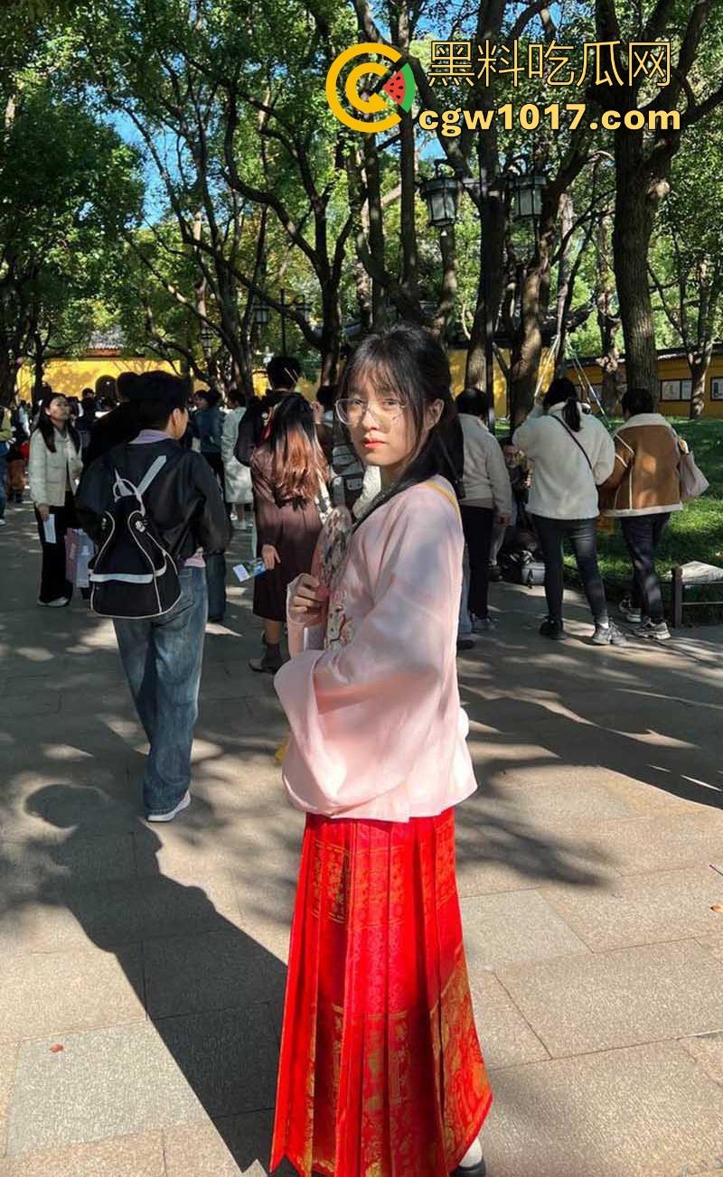 含屌玩手机还不够，还得边干边用跳蛋狂震嫩穴！长沙科技学院骚逼母狗【蒋恩彤】性爱表演曝光，鉴定骚货一枚！-2