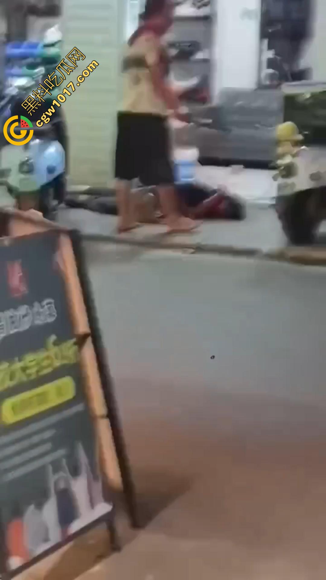 广西南宁骇人惨案！外卖骑手与商家发生口角 被其持刀疯砍当场死亡 现场血流成河毛骨悚然！-3