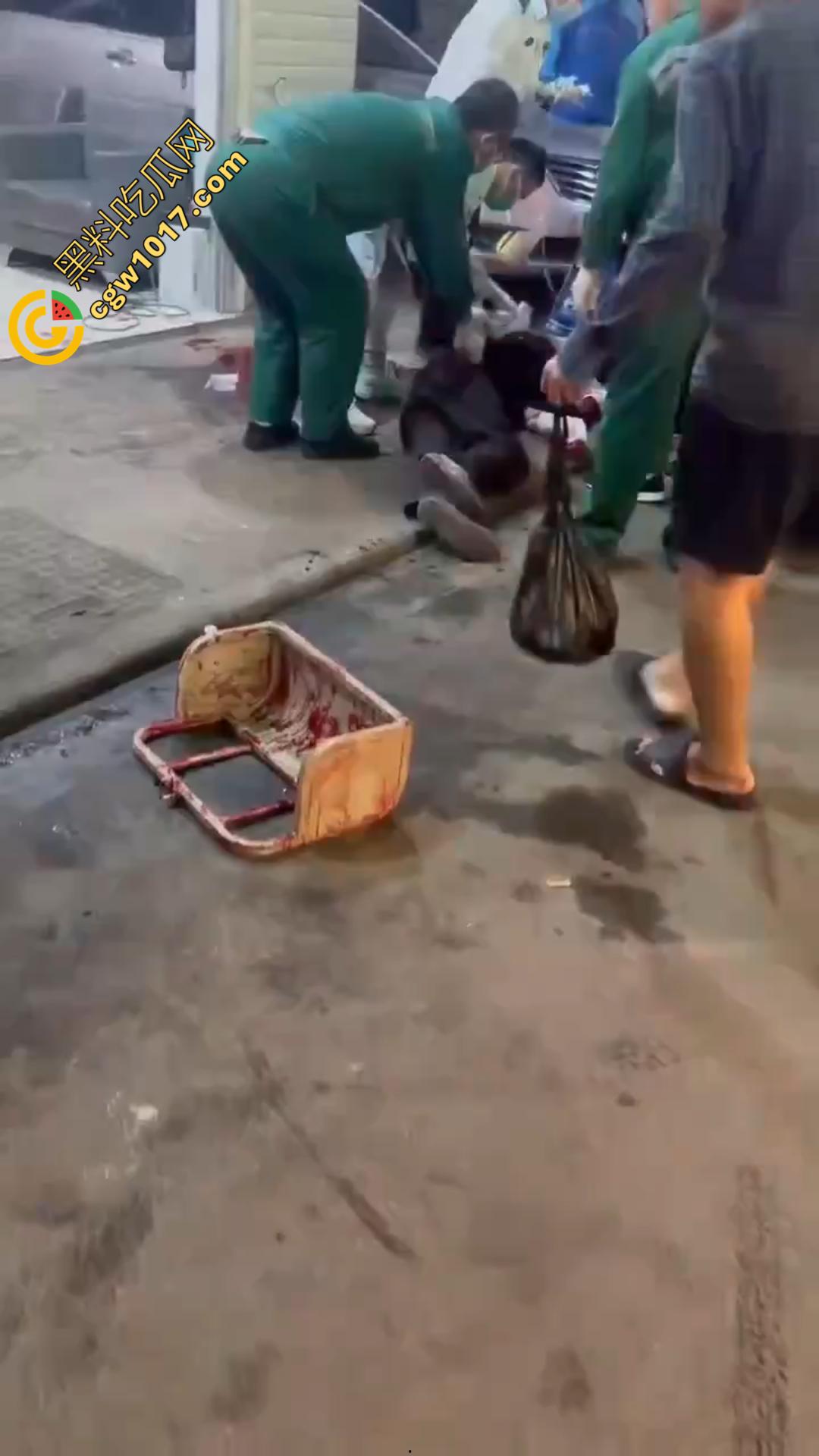 广西南宁骇人惨案！外卖骑手与商家发生口角 被其持刀疯砍当场死亡 现场血流成河毛骨悚然！-5