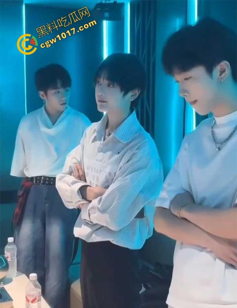 KTV会所少爷秘密训练:帅哥们的全能“修罗场”!只唱歌不够,绝技齐飞、话术奇口,为客人献身,舍命演绎“极乐餐”!-5