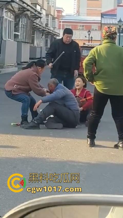 人狗街头大战！比特撕咬绝望老登，撕咬了一会主人拦开，狗子越想越气再次扑咬，不是路上这么多人就合着要这老头呗！-9