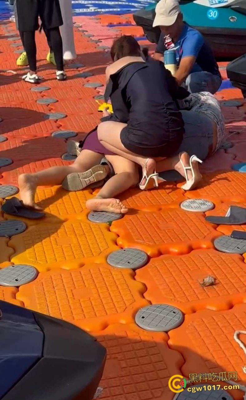 海南三亚钟情会所海边 ，黑衣女子当庭挑衅三女爆发冲突，头发一拽倒地就干，飞扑薅头堪比职业选手！-3