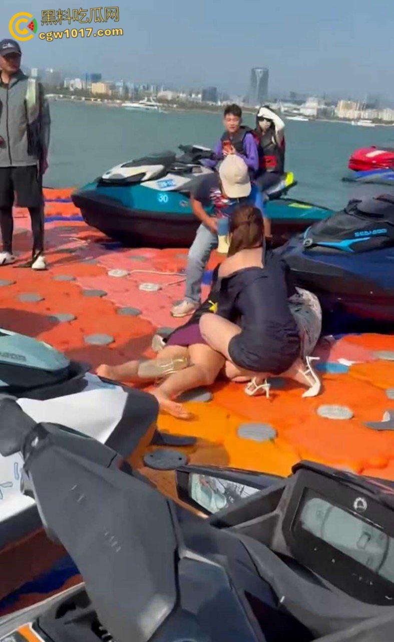 海南三亚钟情会所海边 ，黑衣女子当庭挑衅三女爆发冲突，头发一拽倒地就干，飞扑薅头堪比职业选手！-4