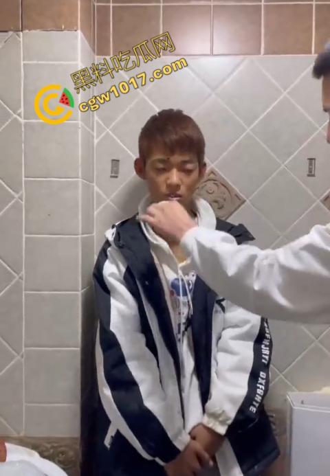 血腥慎点!社会混混残忍虐打小伙,马桶刷戳脸,铁管刺手,手背戳破血肉模糊,骨头暴露,惨不忍睹,令人心寒!-1