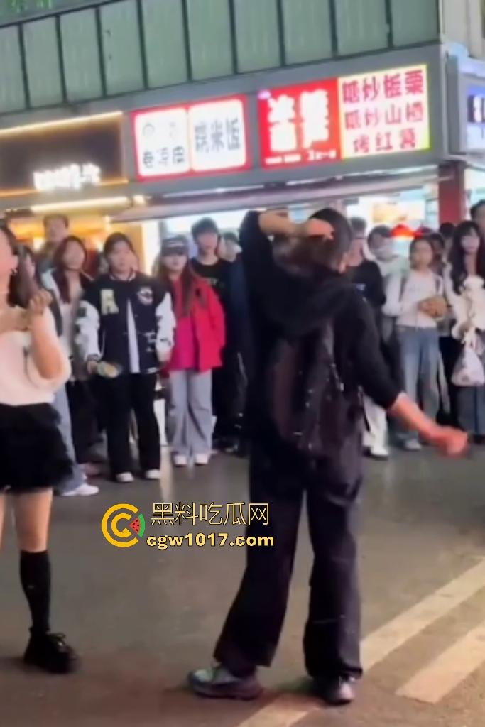 湖南大学城章鱼小丸子事件,两女子因出餐慢怒砸摊位,推倒七旬奶奶致脑梗,摊主儿子哭诉怒喷“泼妇蛮横”!-1