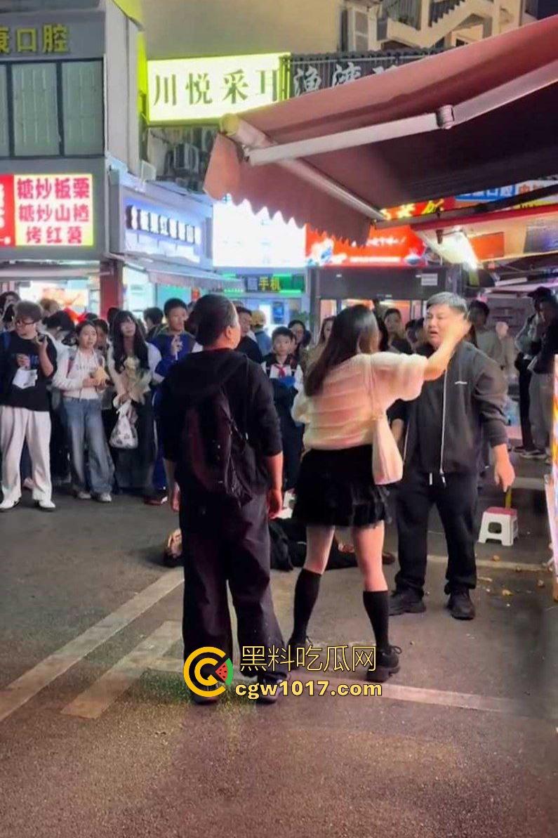 湖南大学城章鱼小丸子事件,两女子因出餐慢怒砸摊位,推倒七旬奶奶致脑梗,摊主儿子哭诉怒喷“泼妇蛮横”!-4