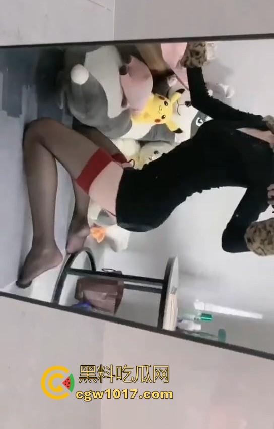 看似高颜值身材好，但实际上懂得都懂，私下反差淫荡的一批，各种骑乘花式抽插，这种类型的嗦鸡巴老狠了！-6