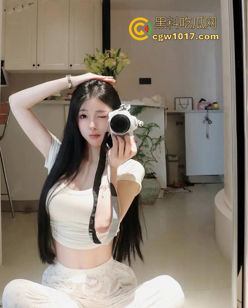 抖音高颜值网红【小棉】网络上人设甜美少女,副业拍定制自慰视频,手指深扣粉嫩骚穴,昔日甜妹化身淫荡尤物!-3