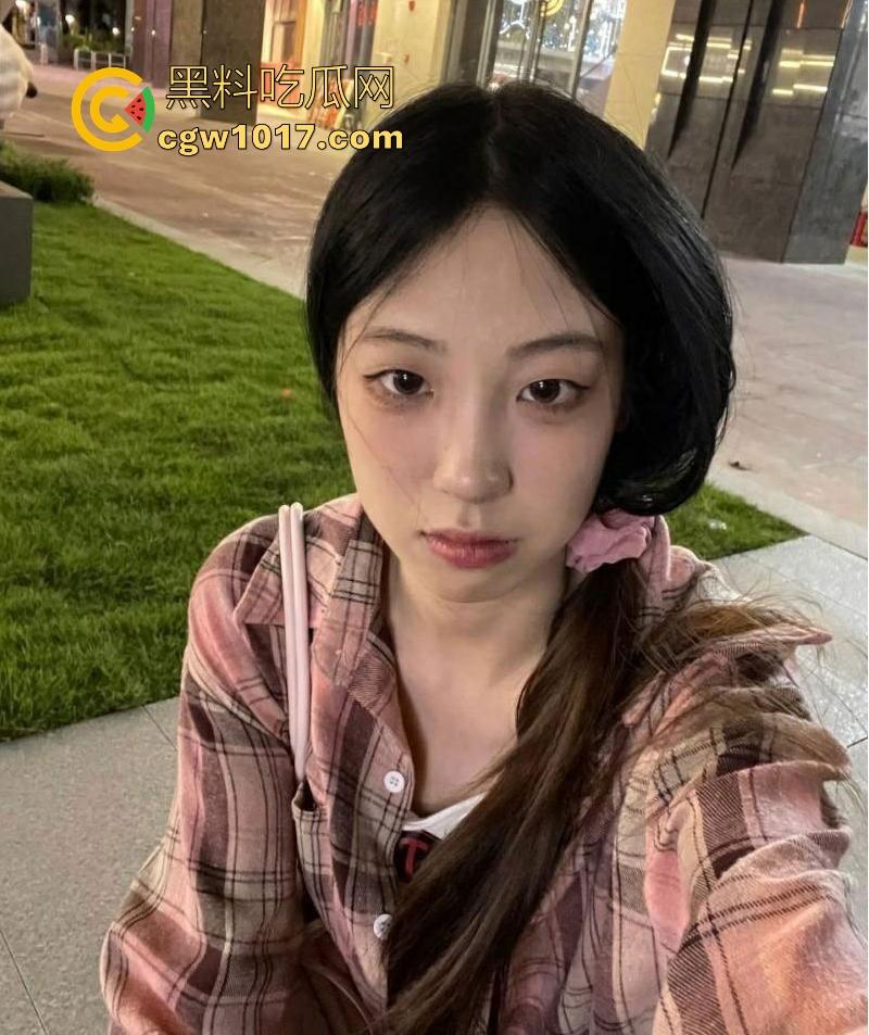 深圳职业学院反差骚学妹【李文萱】大眼骚妹一枚背着男友出轨，东窗事发现任男友把不雅视频曝光！-2