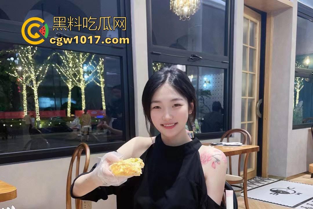 极品清纯女神【党泽】，职场女强人私下顶级口活，粉嫩骚穴吞根，口交完主动戴套主动骑乘，床上职场都有两把刷子！-5