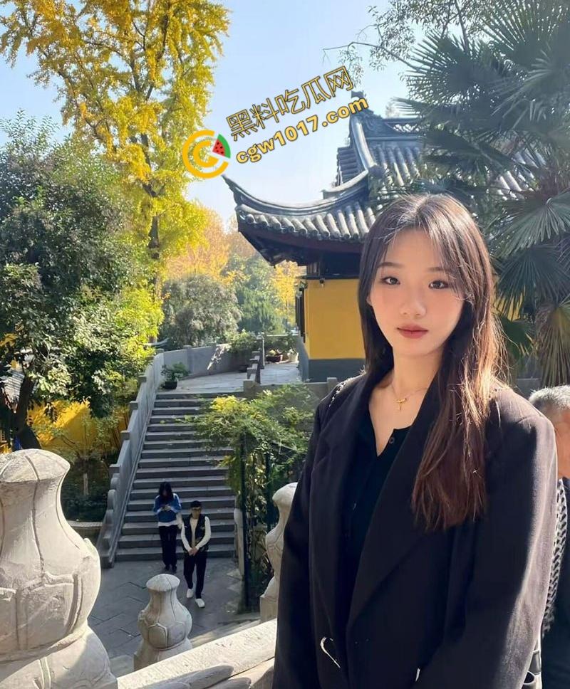 陕西校园女神【杨子诺】被包养视频流出:酒店内跪地献咽,丝袜撕烂,狂野激情,彻底堕落为欲望玩物!-1