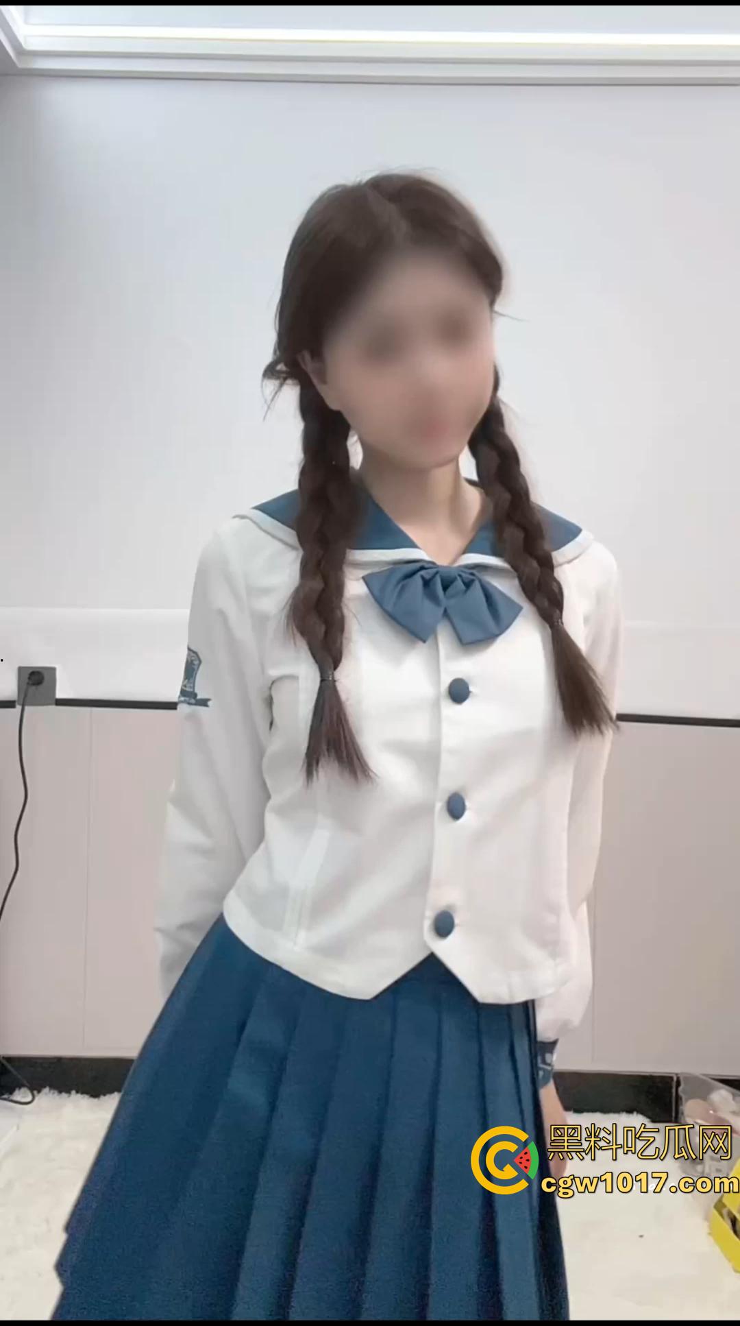 推特小乔付费解锁的双版本炸裂钱来舞!JK制服+全裸,粉嫩小穴在稀疏逼毛的点缀下直接让人鸡儿硬到爆炸!-1