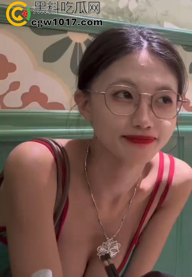 百万粉丝的【strangewomandcl】人妻反差婊彻底社死!付费群露脸被操到喷水,精液从逼里流一地!-7