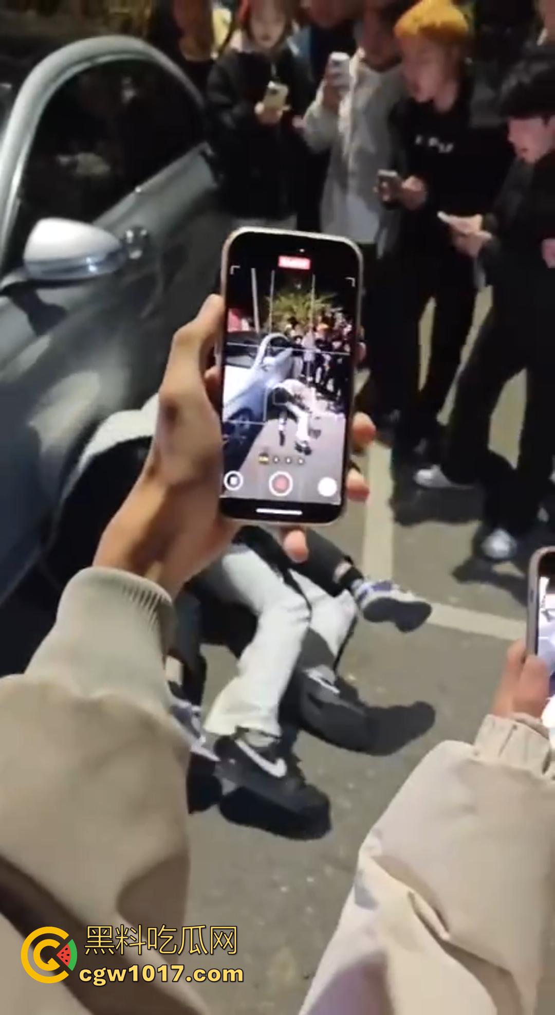 广西桂林C罗事件完整版 精神小伙为爱冲锋 与情敌约群架1v4 只为争夺交配权 现场视频流出!-2